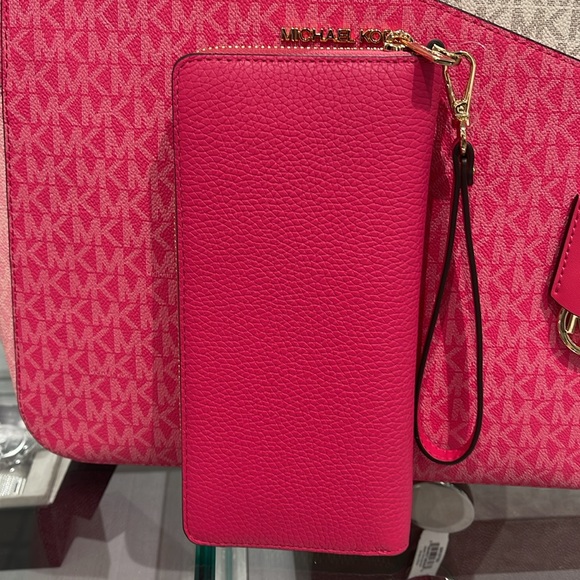 MICHAEL KORS
Leather Continental Wristlet Phone Case Wallet 
Electric Pink 
NWT - Picture 10 of 16